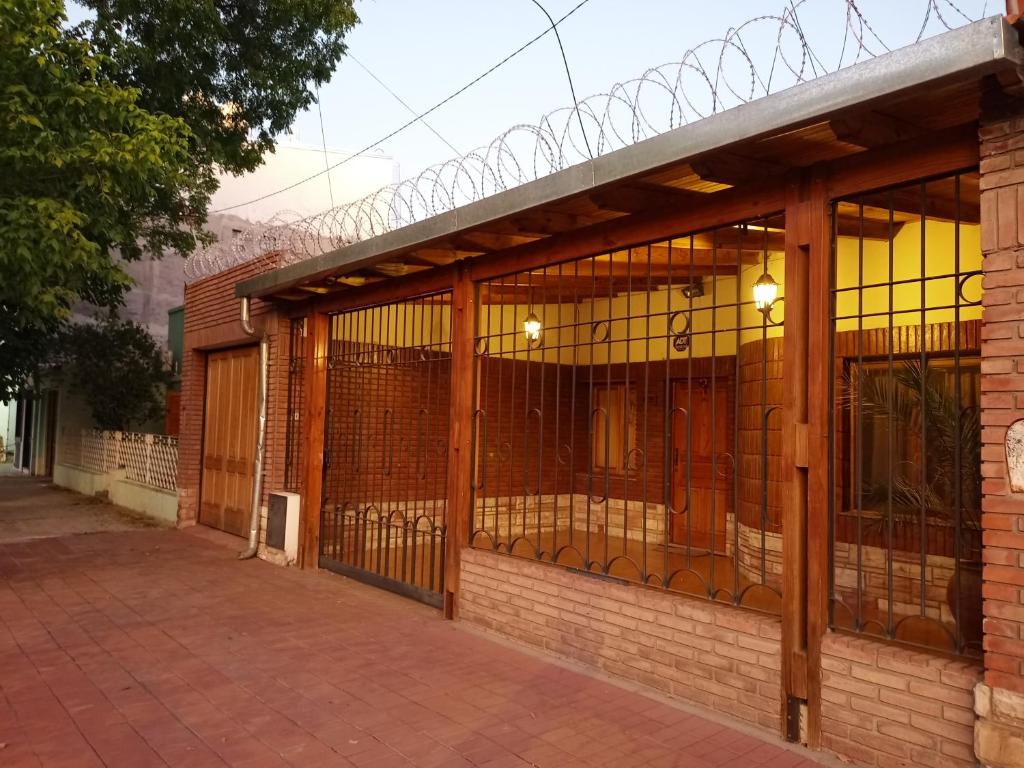 un edificio con una puerta a un lado en Casa Guevara en San Rafael
