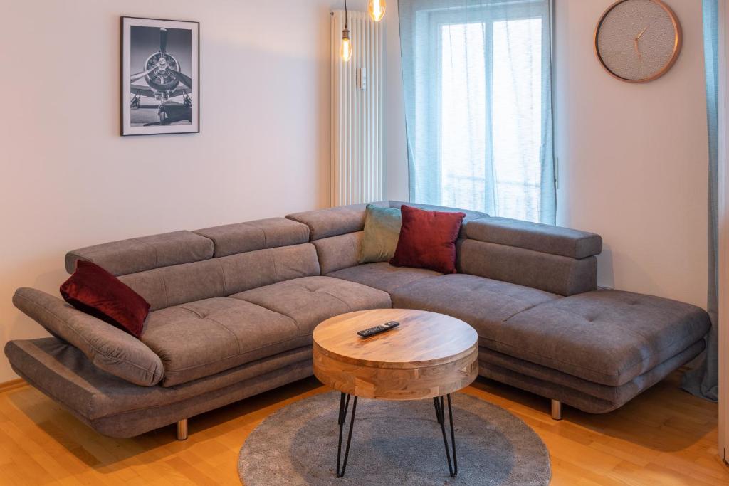 a living room with a couch and a coffee table at Stilvolles 50qm Altstadt Apt Ingolstadt in Ingolstadt