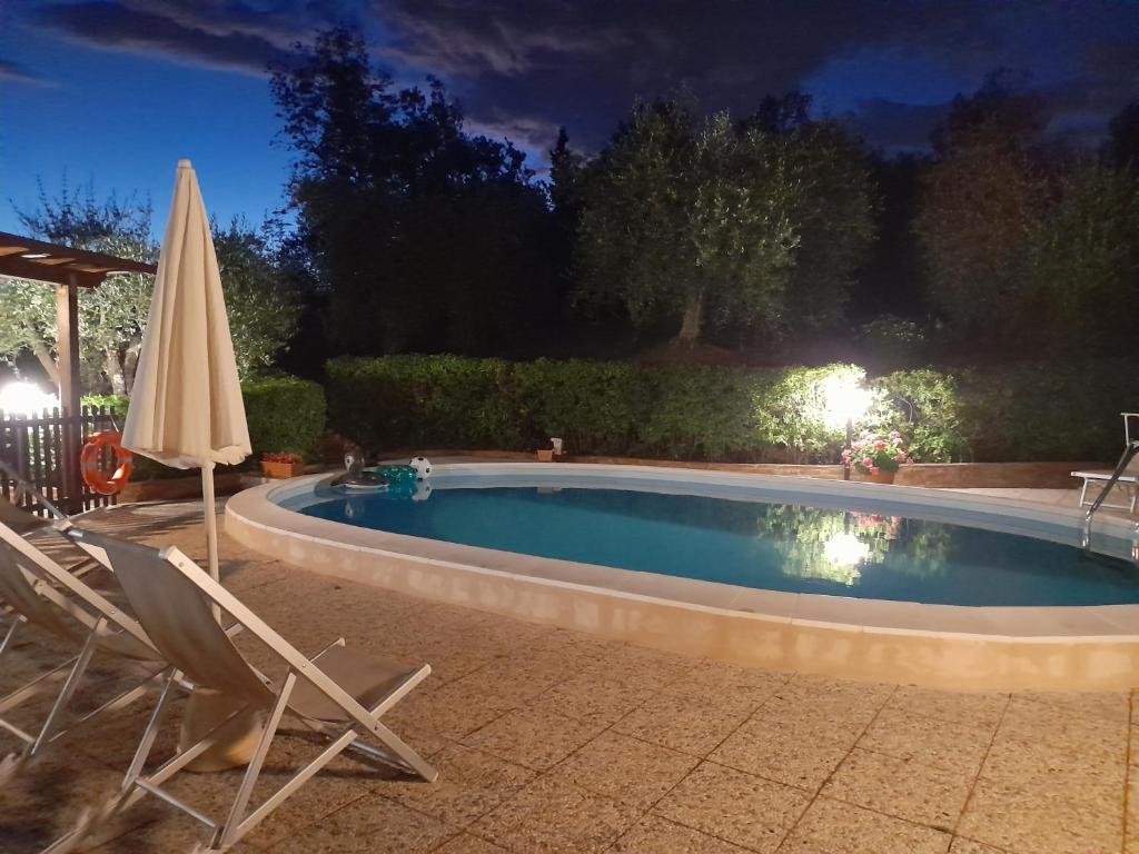 Bazén v ubytování Podere Il Leccione nebo v jeho okolí