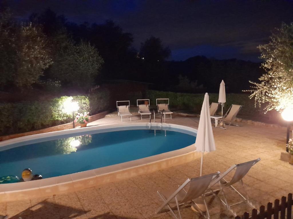 Bazén v ubytování Podere Il Leccione nebo v jeho okolí