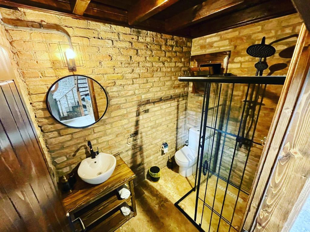 een badkamer met een wastafel, een spiegel en een toilet bij Element Sapanca in Sapanca
