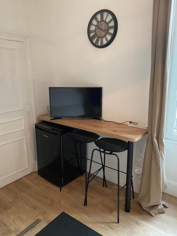 een bureau met een laptop erop bij Le Cosy in Châteauroux