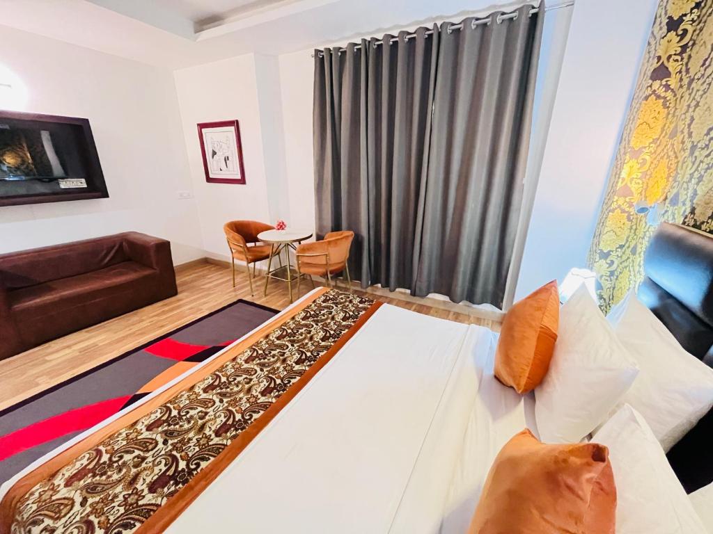 TV a/nebo společenská místnost v ubytování Hotel At Residency Kaushambi Couple Friendly