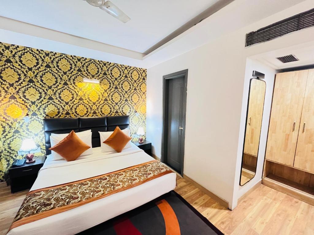 Postel nebo postele na pokoji v ubytování Hotel At Residency Kaushambi Couple Friendly