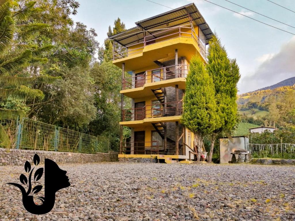 une maison au milieu d'un terrain de gravier dans l'établissement CASA JUANA DE ORO, à Baños