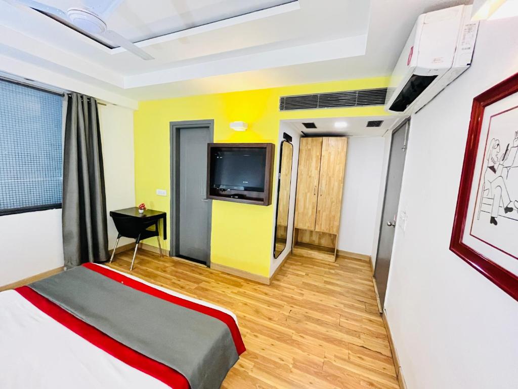 Hotel At Residency Kaushambi Couple Friendly - Deluxe Room