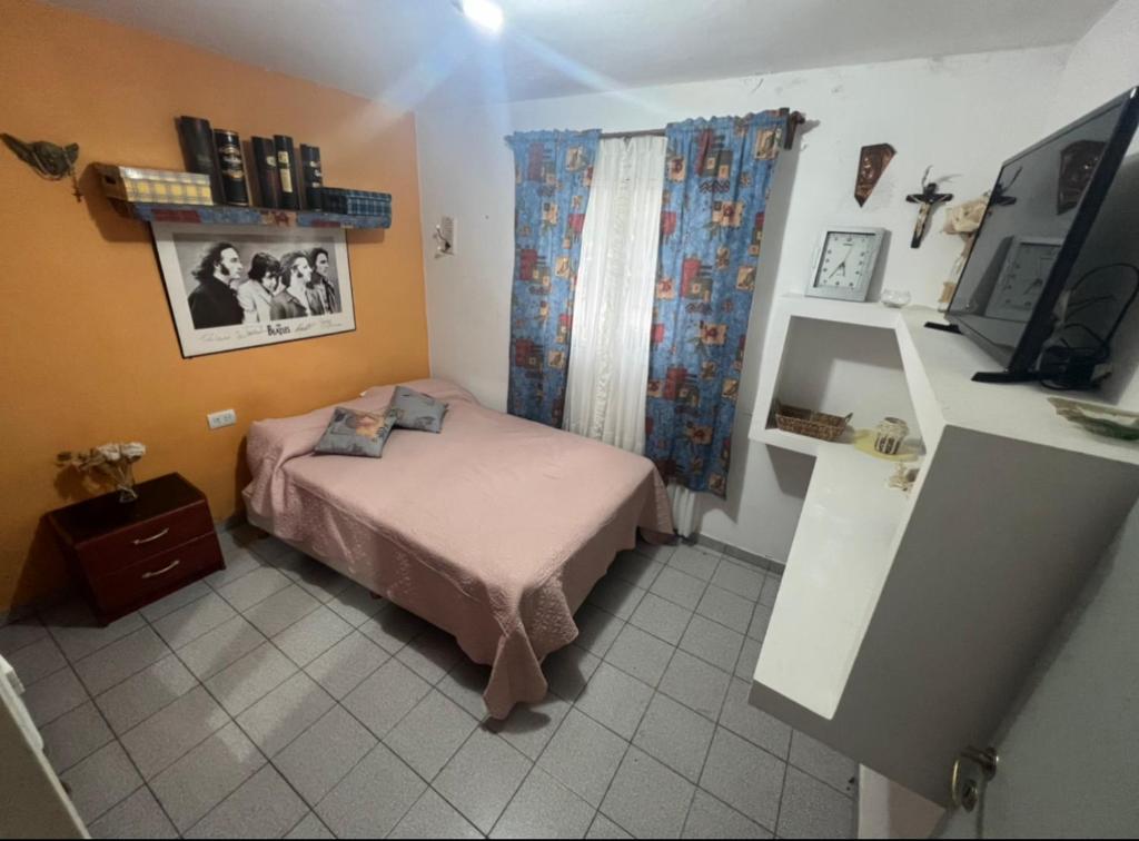 1 dormitorio pequeño con 1 cama pequeña en una habitación en CASA EN VILLA DE MERLO ( san Luis ) en Merlo