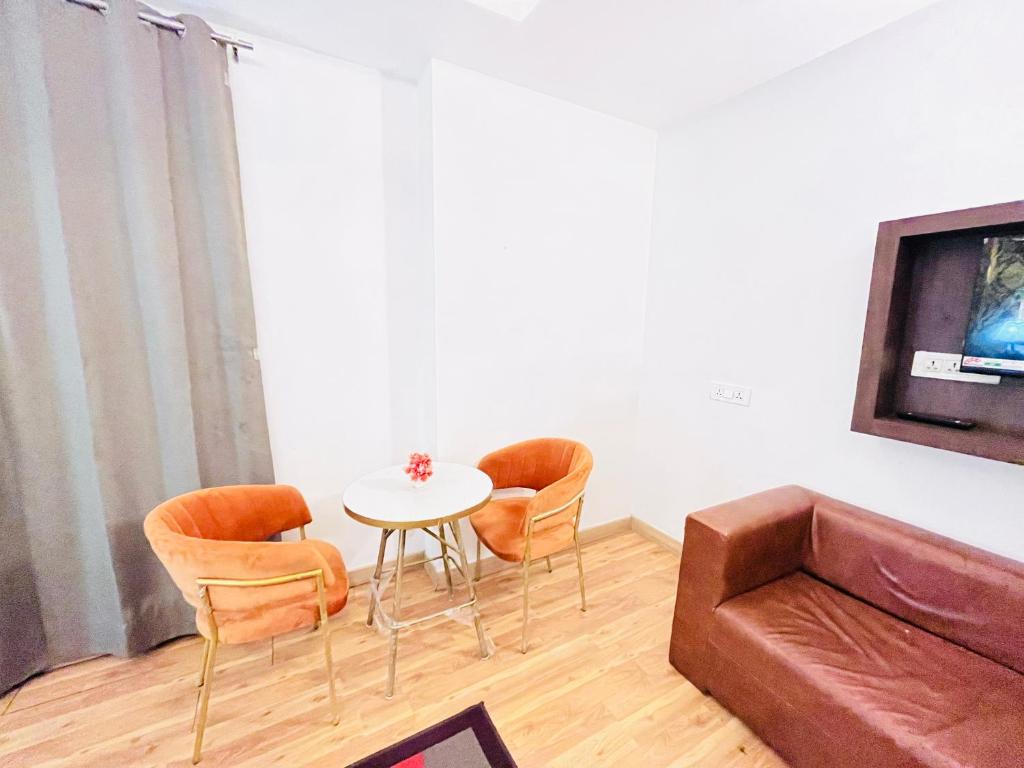Hotel At Residency Kaushambi Couple Friendly - Superior Double Room