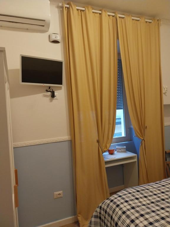 Telewizja i/lub zestaw kina domowego w obiekcie Fra&Fra's home nel cuore del centro storico di Napoli