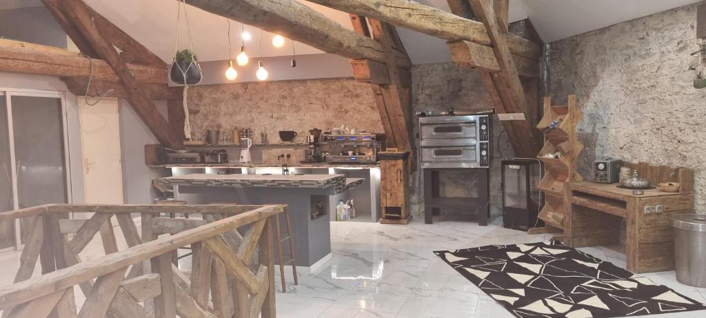 uma cozinha com uma placa de fogão num quarto em La VIA des Etangs em Peyriac-de-Mer