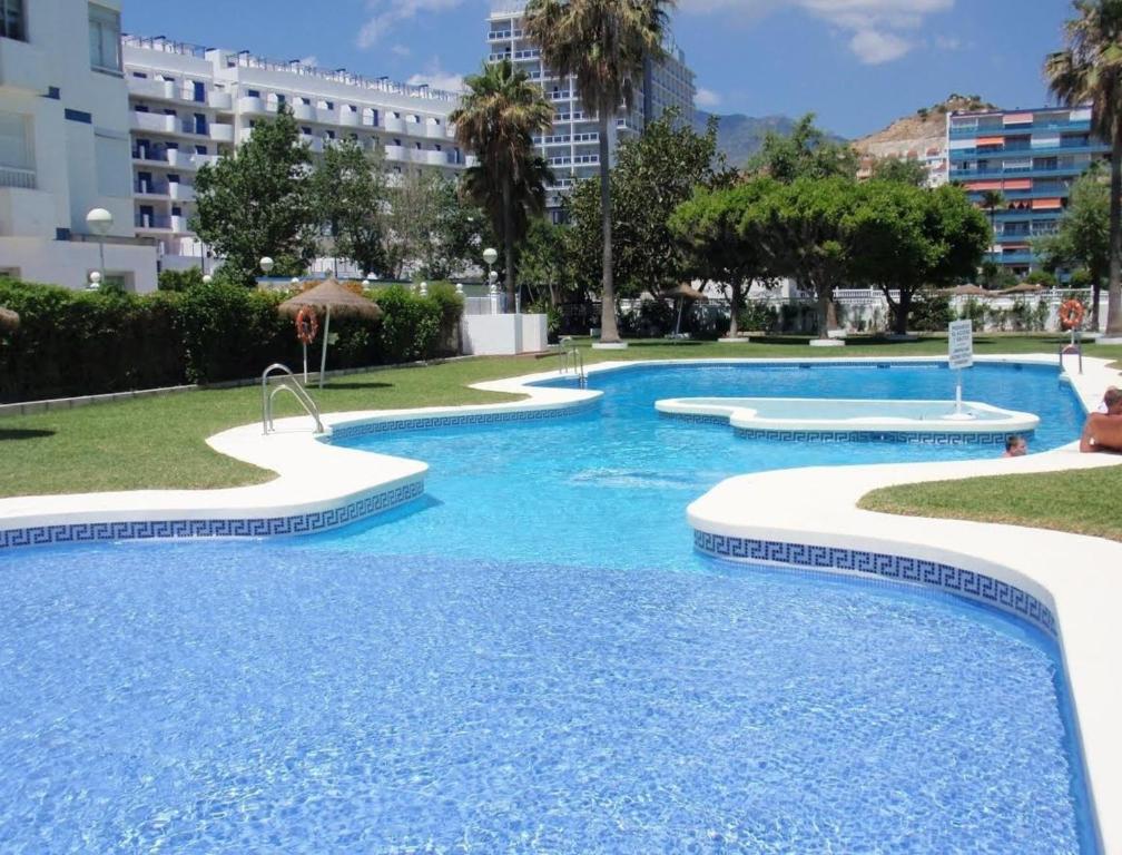 ベナルマデナにあるApartment - 2 Bedrooms with Pool and WiFi - 01985の- リゾート内の青い水のスイミングプール