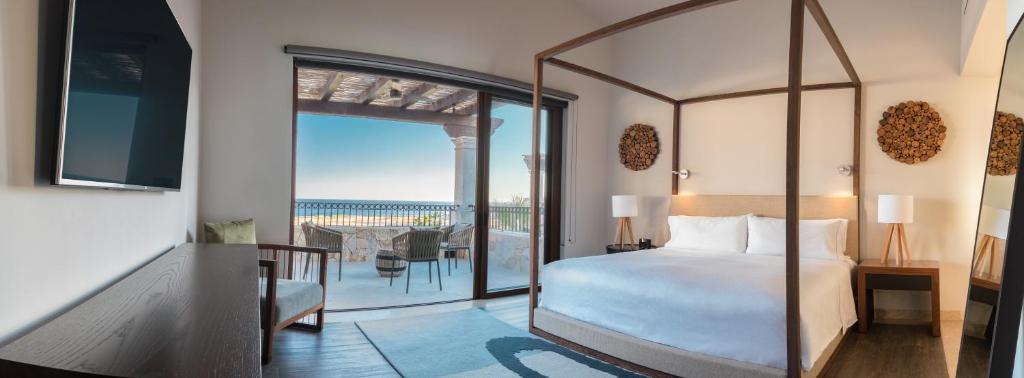 1 dormitorio con 1 cama y balcón con vistas. en Live Aqua Private Residences Los Cabos, en Cabo San Lucas