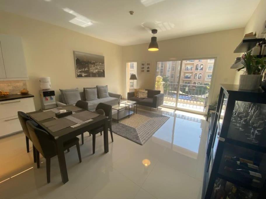 Fotografie z fotogalerie ubytování Pool View 2 Bedroom Apt. Access to Pool Gym & Park v Dubaji