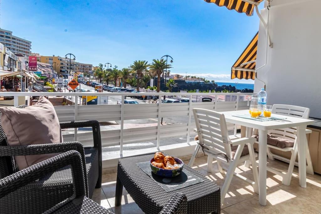 einen Balkon mit einem Tisch und Stühlen sowie Meerblick in der Unterkunft Playa Arena Beach Apt by Dream Homes Tenerife in Puerto de Santiago