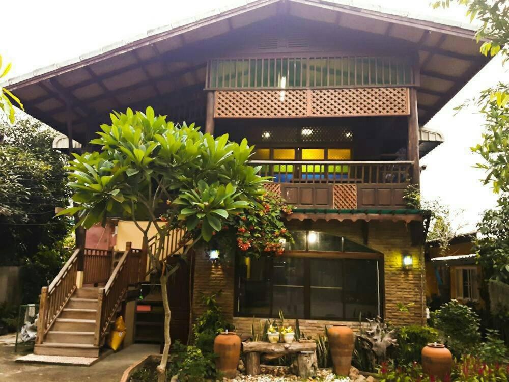 une maison avec un escalier menant à celle-ci dans l'établissement Parsakfamilyhouse9rooms, à Hang Dong