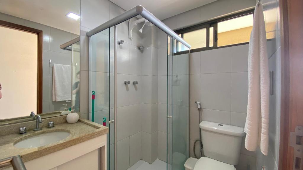 e bagno con doccia, servizi igienici e lavandino. di Manawa Beach Flat A29 a Porto De Galinhas