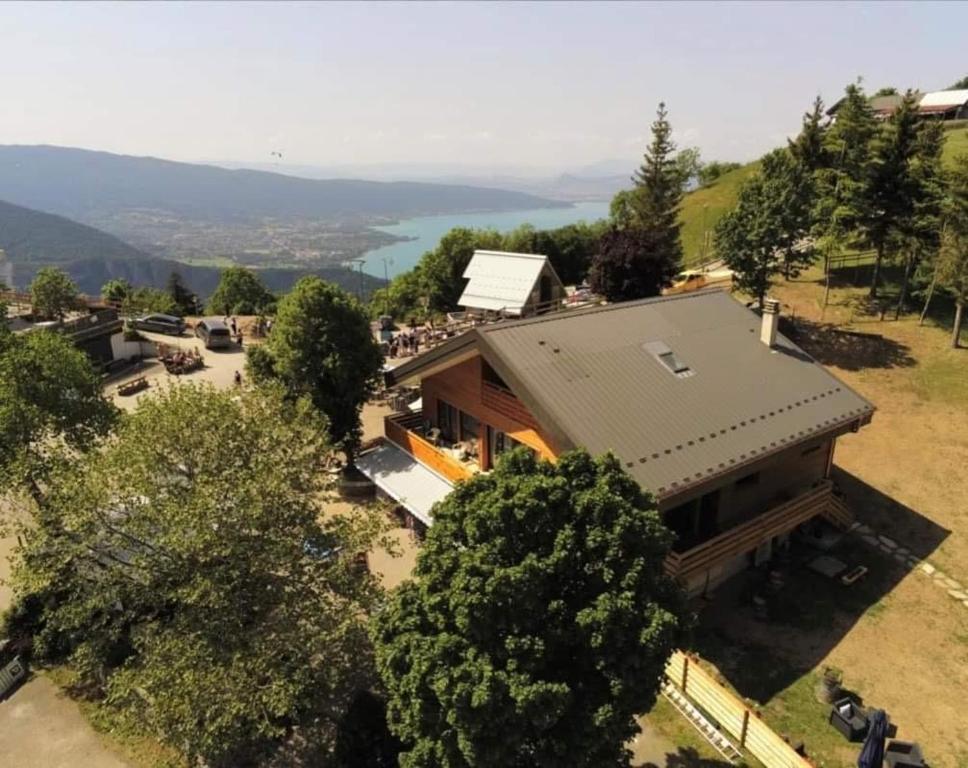 une vue aérienne sur une maison avec un toit dans l'établissement Gite LE SEMNOZ, à Montmin