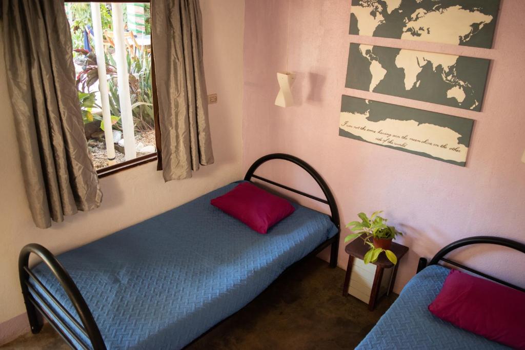 Postel nebo postele na pokoji v ubytování Hostel La Botella de Leche - Tamarindo