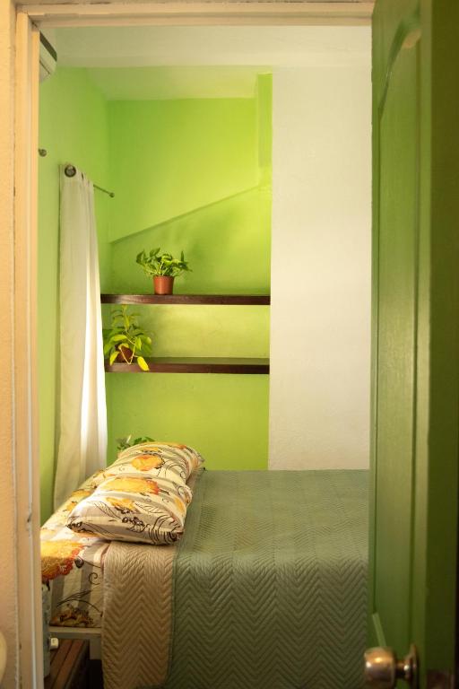 Postel nebo postele na pokoji v ubytování Hostel La Botella de Leche - Tamarindo