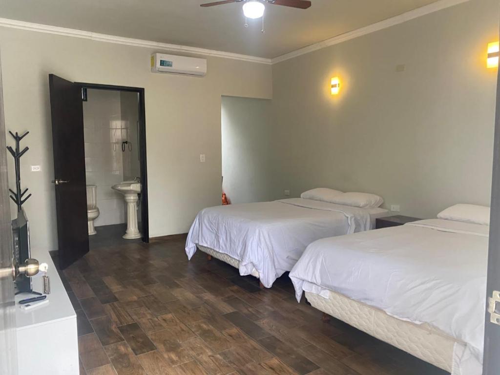 Postel nebo postele na pokoji v ubytování Hotel & Hostal 230