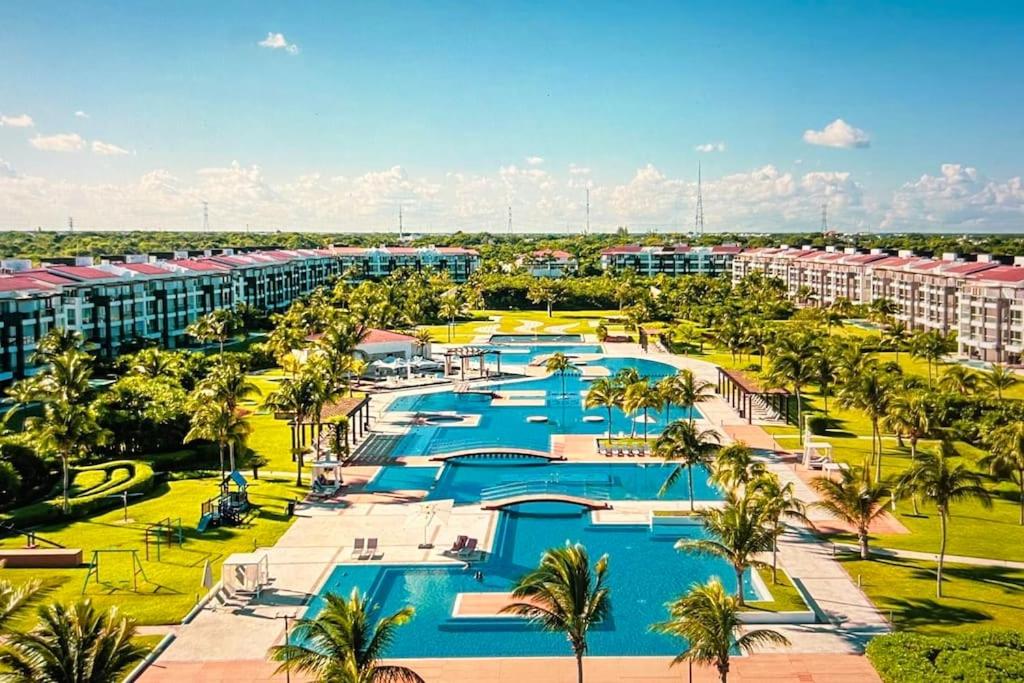 una vista aérea de un complejo con varias piscinas en Brand New and Amazing Penthouse! en Playa del Carmen