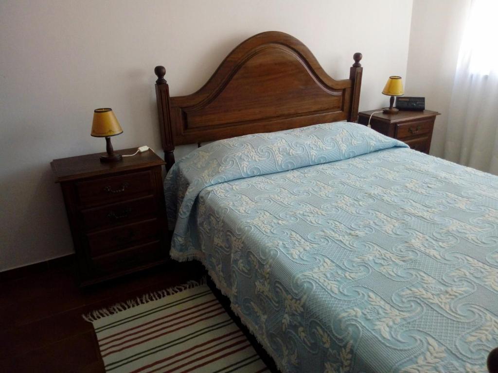 ポルティマンにあるAqui Rochaのベッドルーム1室(ベッド1台、ナイトスタンド2台付)