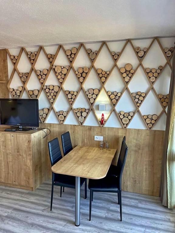 TV a/nebo společenská místnost v ubytování Apartmány Almberg