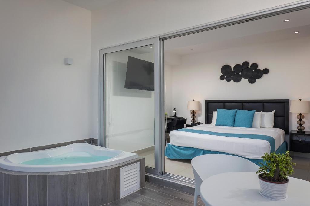 Cama ou camas em um quarto em Suites Malecon Cancun