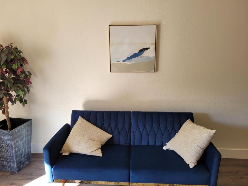 1 sofá azul con 2 almohadas en la sala de estar en LV Get-Away 1bdroom condo sleeps 3, en Las Vegas