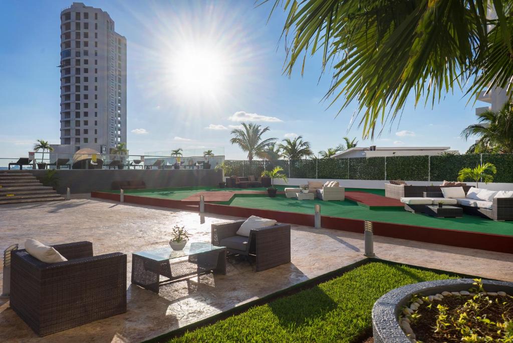 Um jardim em Suites Malecon Cancun