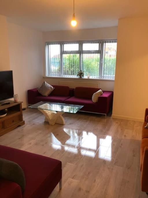 Fotografie z fotogalerie ubytování Lovely 3 Bedroom Entire Home With Street Parking - Close to NEC, BHX Airport - Sleeps 6 Guests IDEAL FOR CONTRACTORS & FAMILIES v Birminghamu