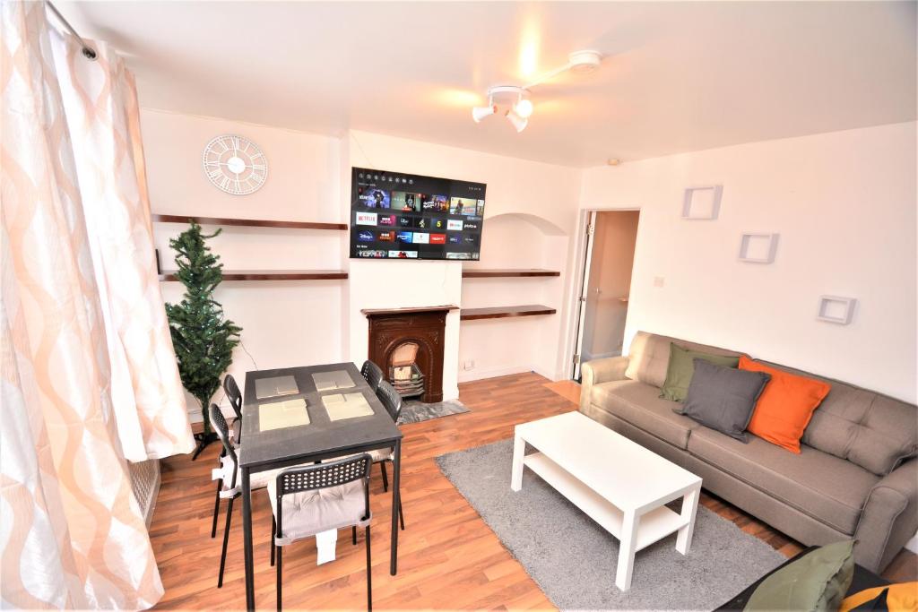 Lovely 3 Bedroom House Dagenham, Dagenham (updated prices 2024)