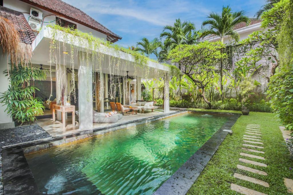 una piscina en el patio trasero de una villa en Villa Malou, en Seminyak