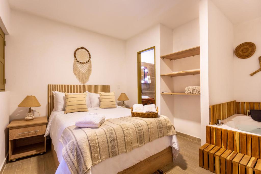 Postel nebo postele na pokoji v ubytování Entre Palmas Casa Hotel