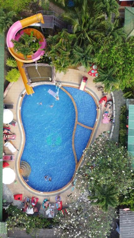 Bazén v ubytování Lanta Riviera Beach Resort nebo v jeho okolí