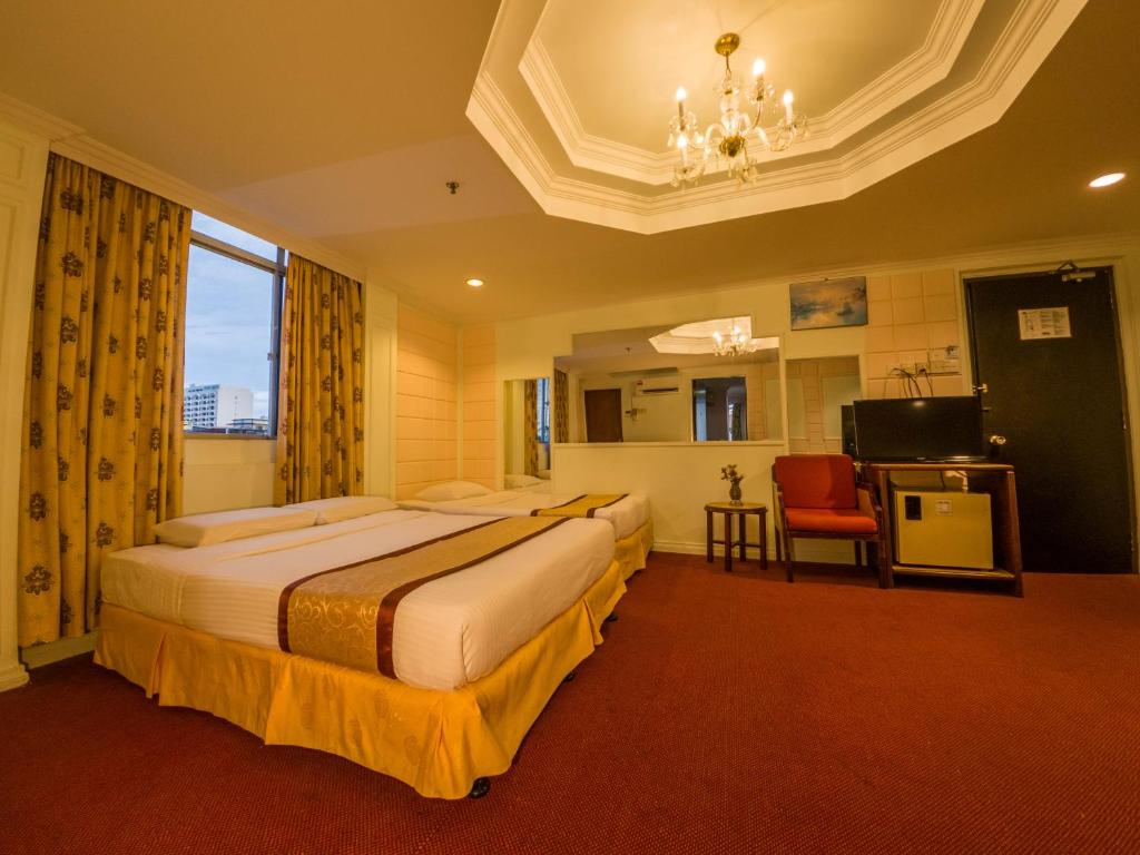 pokój hotelowy z 2 łóżkami i telewizorem w obiekcie Miri Hotel w mieście Miri