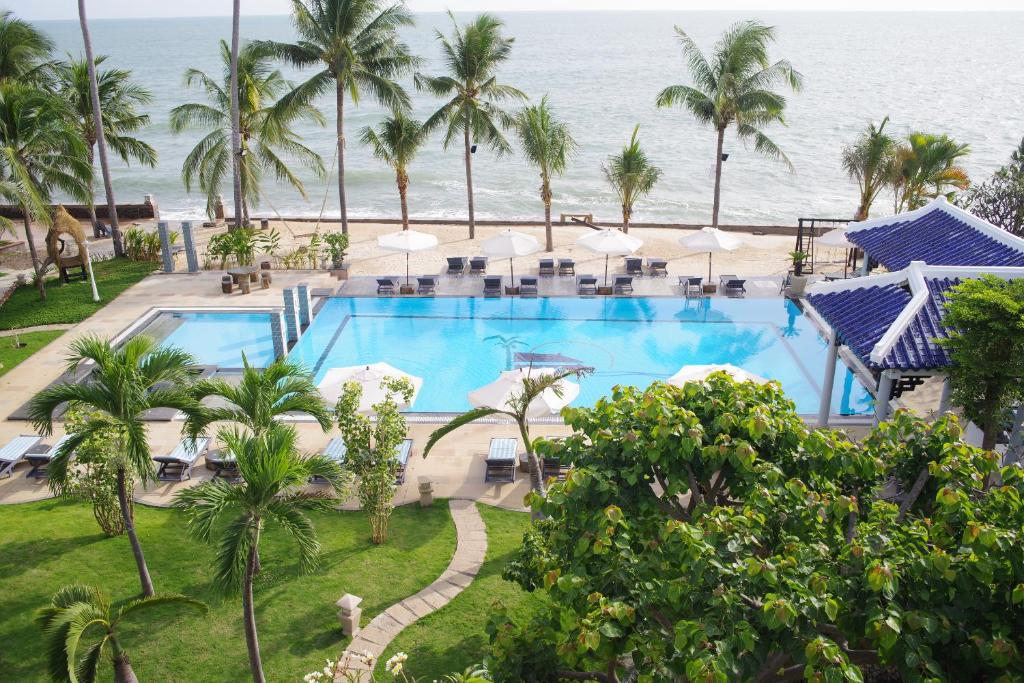 een luchtzicht op een resort met een zwembad en de oceaan bij DYNASTY MUINE RESORT in Ấp Thiện Phước