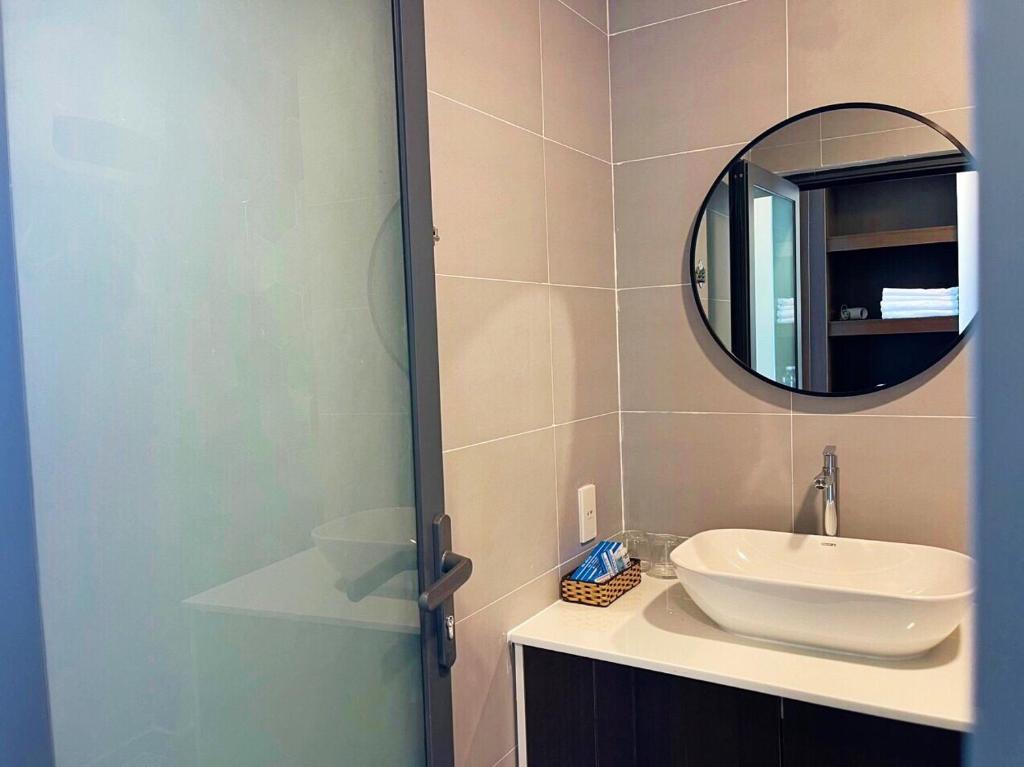 uma casa de banho com um lavatório e um espelho em Hon Rom 2 Resort em Mui Ne