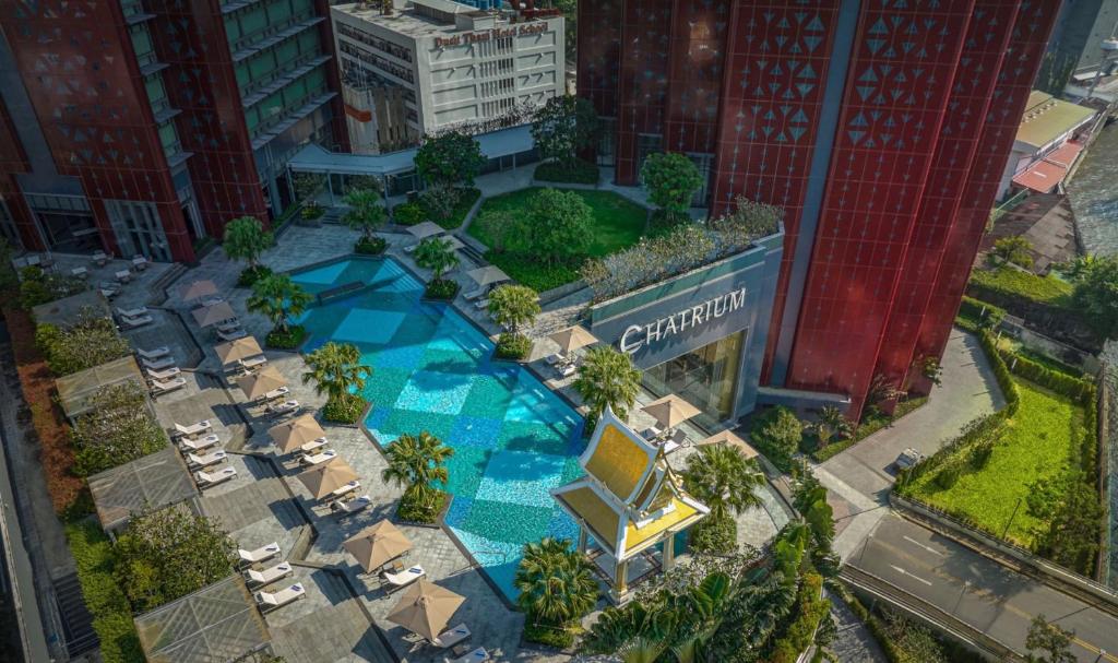 einen Luftblick auf ein Resort mit einem Pool in der Unterkunft Chatrium Grand Bangkok in Bangkok