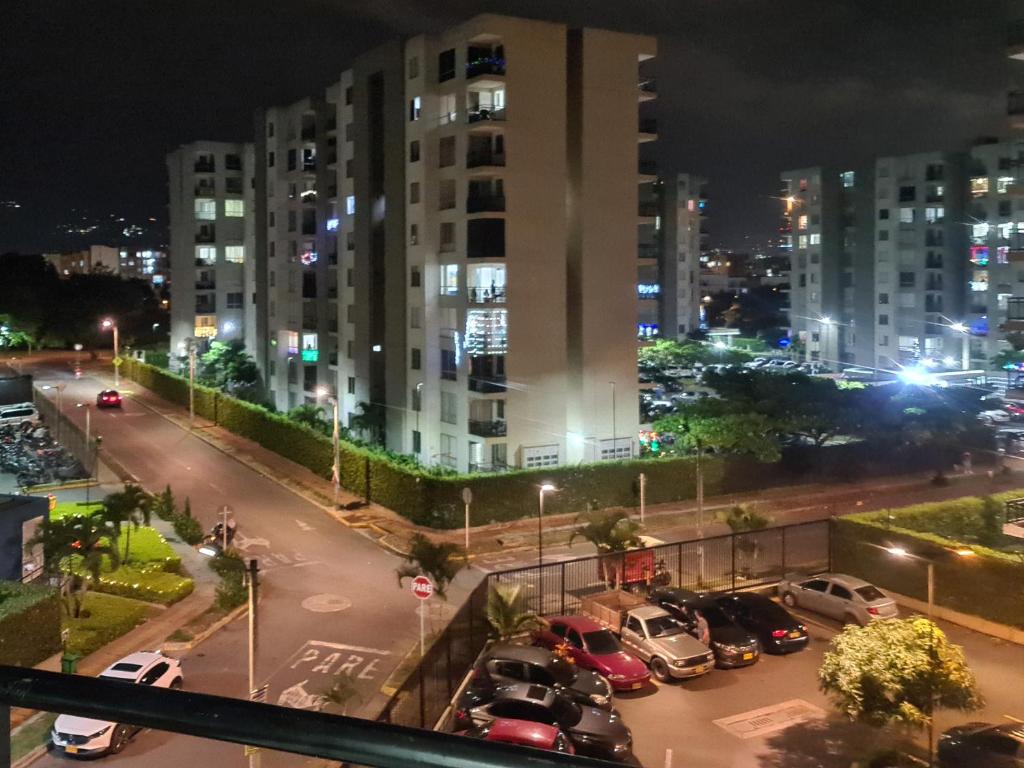 uitzicht op een parkeerplaats 's nachts bij Moderno amplio y acogedor apartamento en el sur de cali in Cali