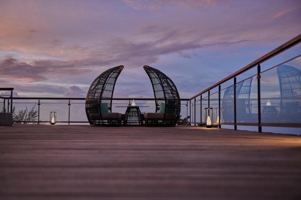 Východ nebo západ slunce při pohledu z hotelu nebo okolí