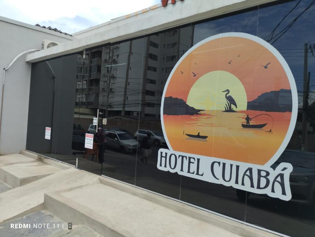 une fresque murale sur le côté d'un bâtiment avec un hôtel cubba dans l'établissement Hotel Cuiabá, à Cuiabá