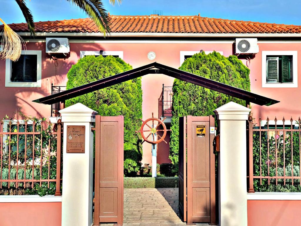 una entrada a una casa rosa con una puerta en Acroploro, en Galaxidhion