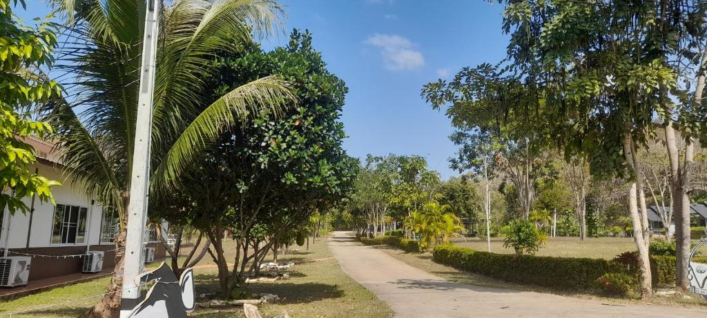 Zahrada ubytování Taakradan Valley Resort ท่ากระดานวัลเล่ย์ รีสอร์ท