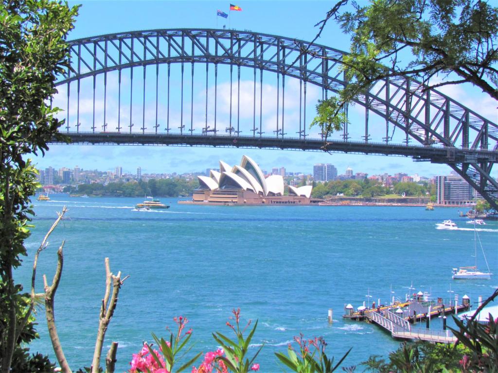 Blick auf das Sydney Opera House und die Hafenbrücke in der Unterkunft Spectacular Views of Sydney Harbour with Free Parking in Sydney