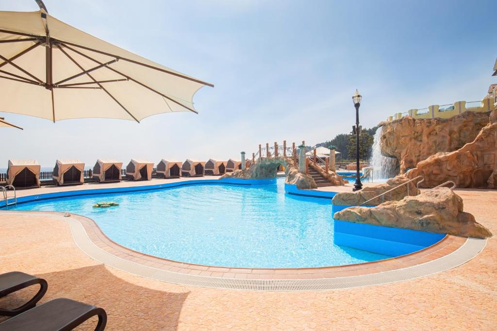 Bazén v ubytování Sol Beach Yangyang nebo v jeho okolí