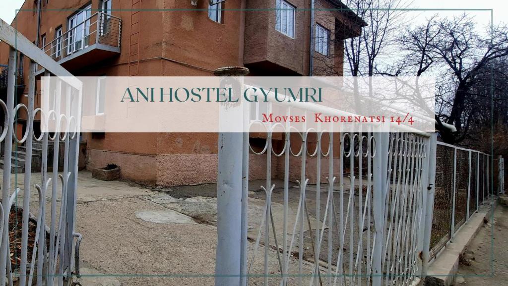 cartello anuseum della palestra su una recinzione di fronte a un edificio di Ani Hostel Gyumri a Gyumri