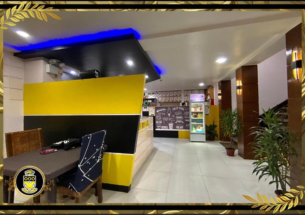 um restaurante com uma parede amarela e preta em White Knights Real em Dumaguete