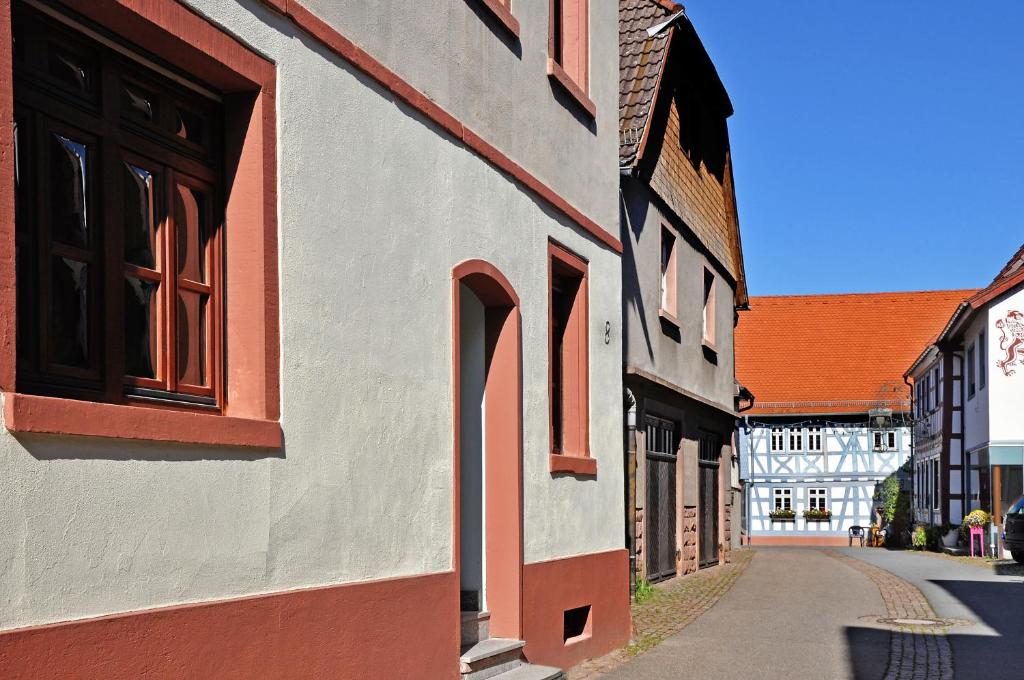 een lege straat in een stad met gebouwen bij Ferienwohnung Mörlenbach Altstadt in Mörlenbach