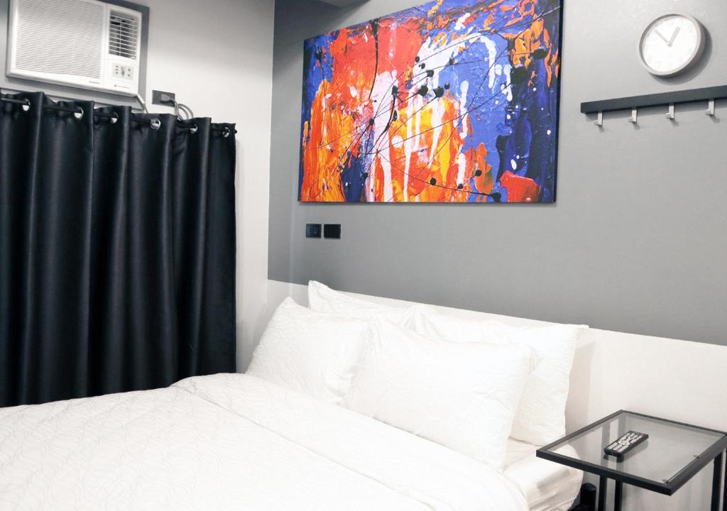 Postel nebo postele na pokoji v ubytování mySTAY Hotel BGC West